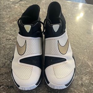 Nike Zoom Live Basketball Shoes – Men’s – Black / White / Gold
Model: 820224-071